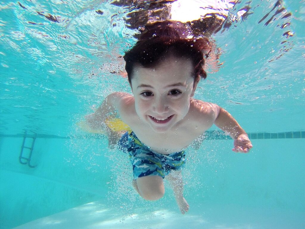 Trabajar con niños autistas en piscinas o entornos acuáticos