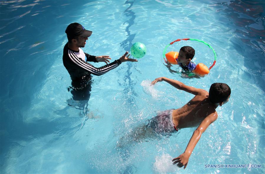 Trabajar con niños autistas en piscinas o entornos acuáticos